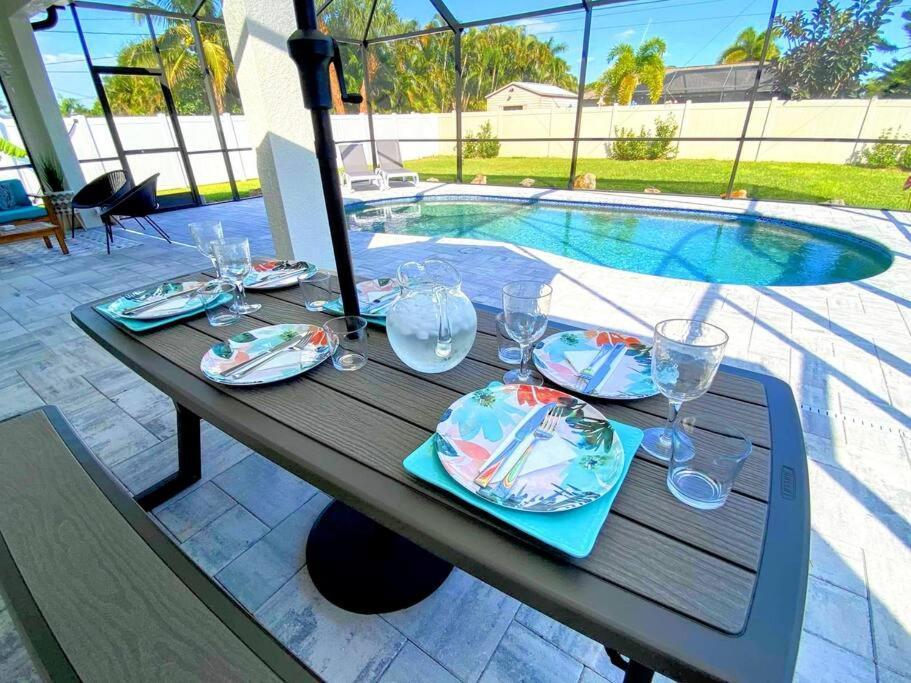 Blue Door Retreat - Luxury Pool Home - Sleeps 8 Cape Coral Buitenkant foto