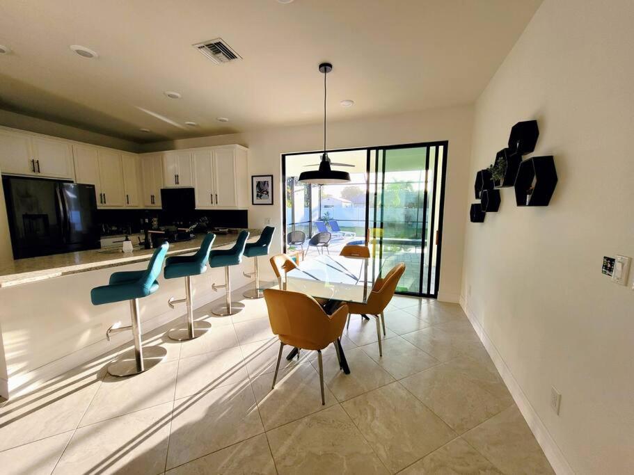 Blue Door Retreat - Luxury Pool Home - Sleeps 8 Cape Coral Buitenkant foto