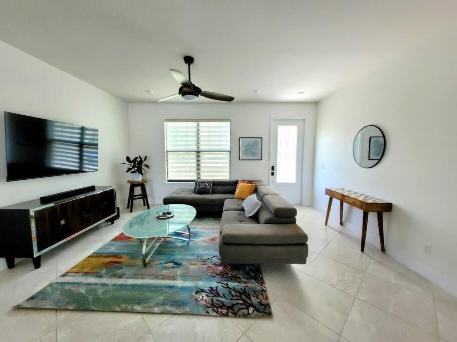 Blue Door Retreat - Luxury Pool Home - Sleeps 8 Cape Coral Buitenkant foto